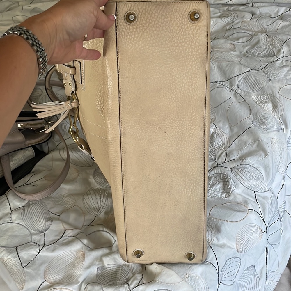 Coach light tan/cream Hampton shoulder bag. - Picture 13 of 16